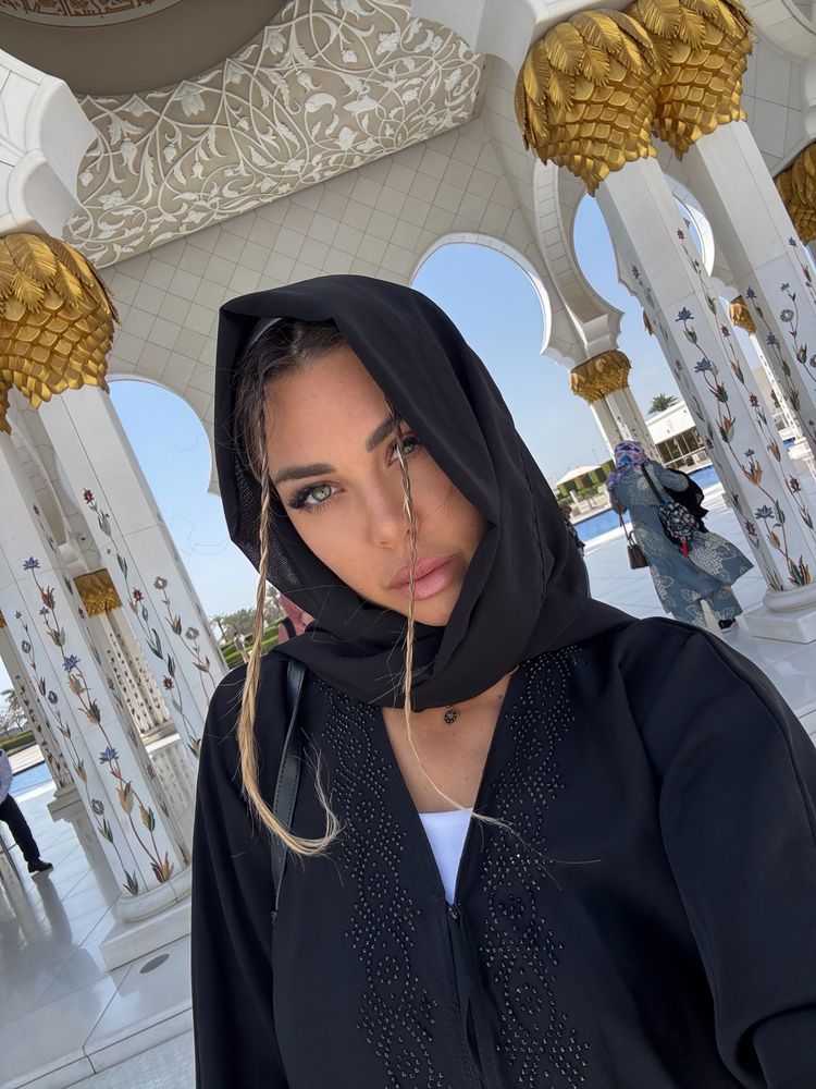 Gemma con il velo alla Moschea Sheikh Zayed