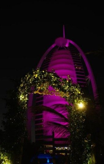 Lucia’s sotto il Burj Al Arab illuminato
